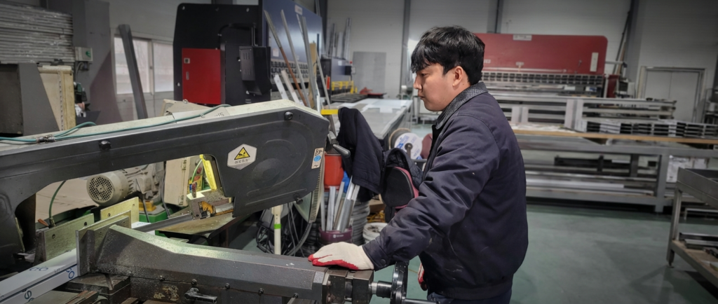 transform this factory scene into a clean organiz 1770696091349